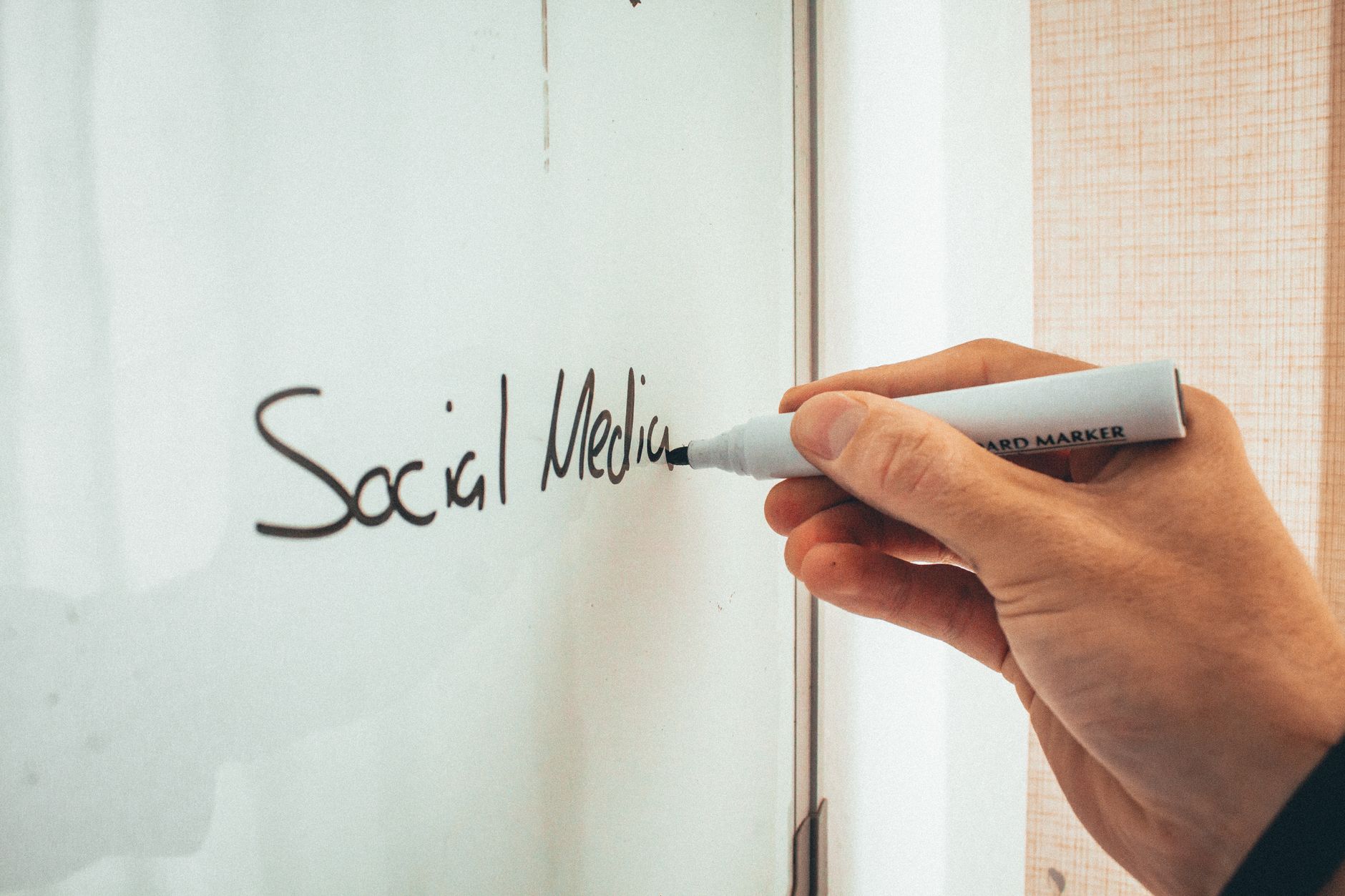 Free AI Content Generator for Social Media: The Best Tools by Use Case (2024)