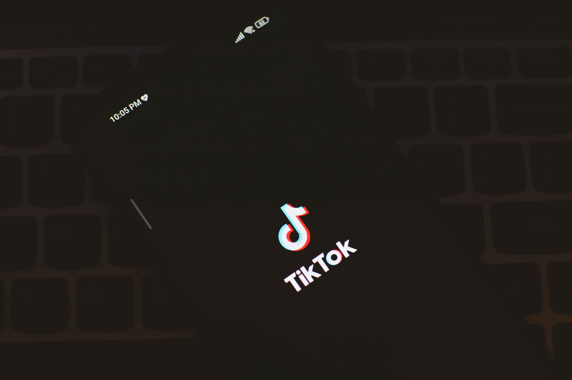 Close-up of smartphone showing TikTok hook text on screen