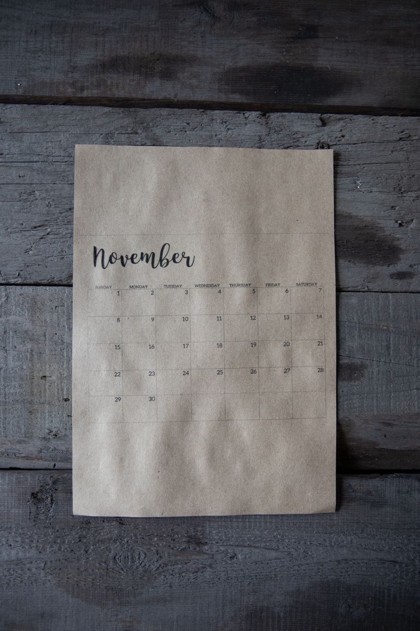 Creator scheduling social media posts on a dashboard with a weekly content calendar