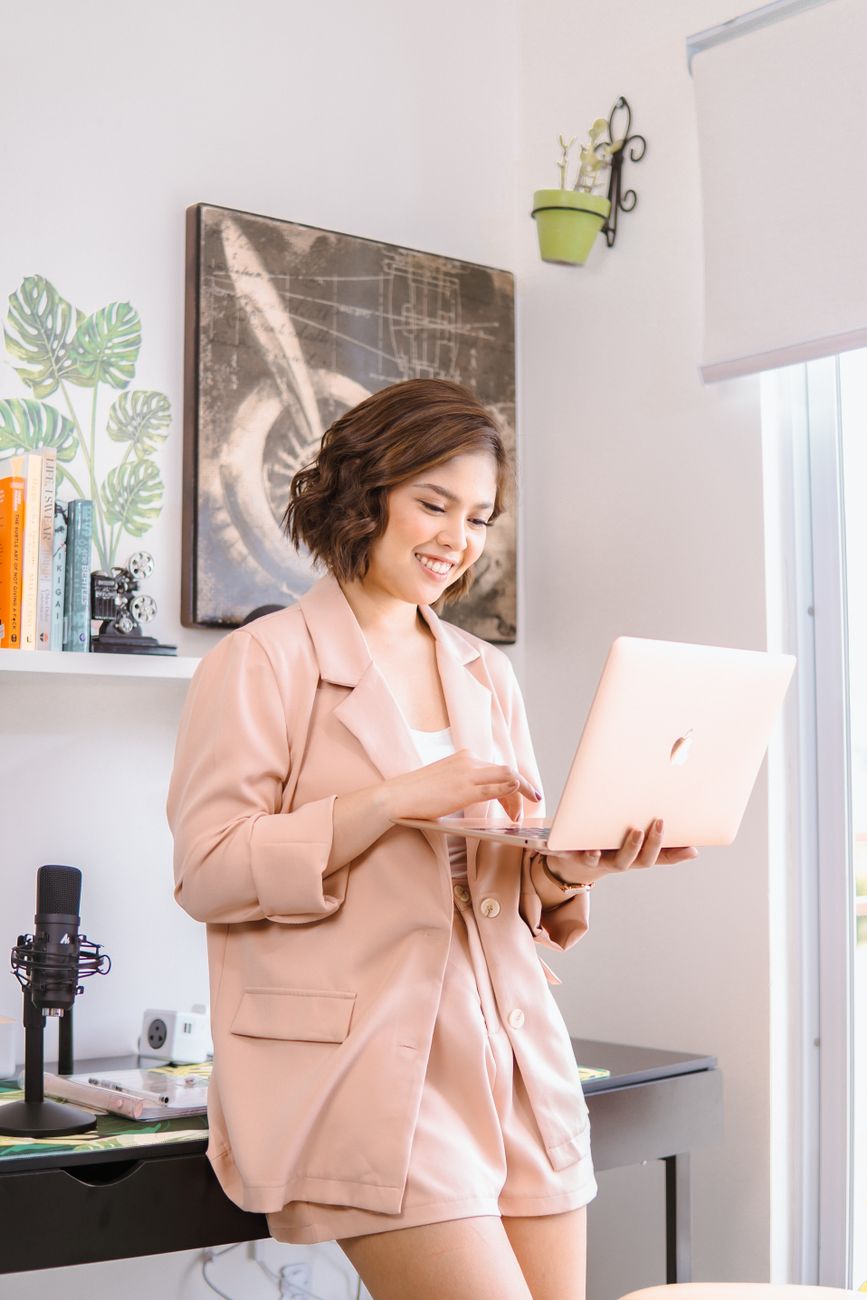Beginner blogger setting up a digital marketing blog on a laptop in 2026