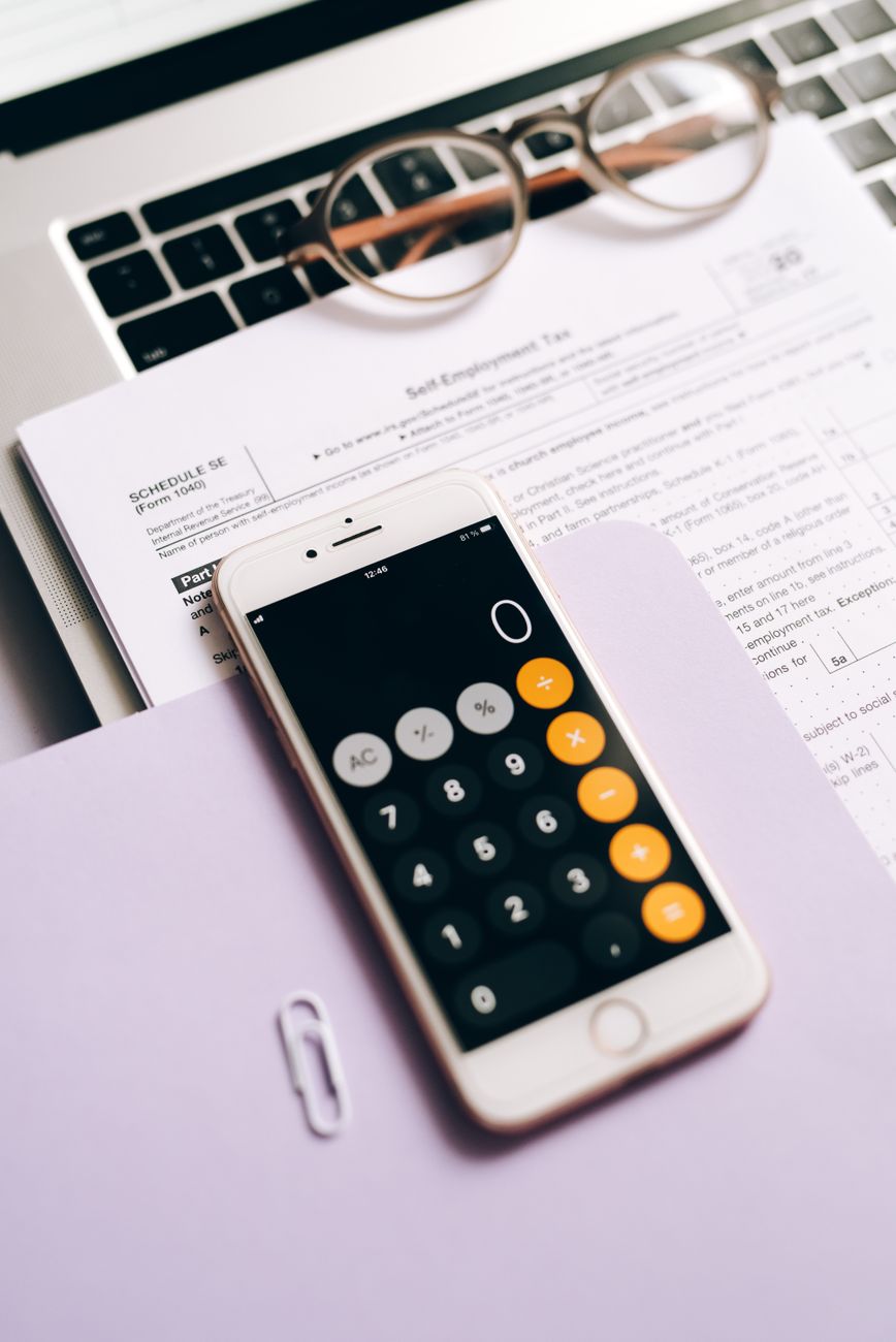 AI SEO audit checklist on a screen showing structured data and content signals